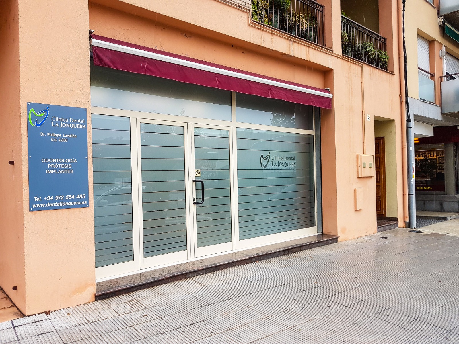 Façade de la Clinique Dentaire La Jonquera depuis la rue