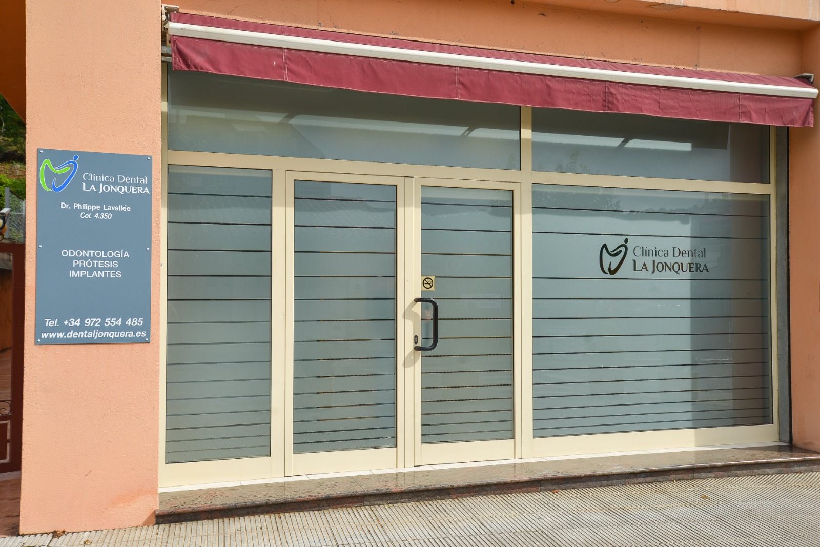 Fachada de la Clínica Dental La Jonquera desde la calle