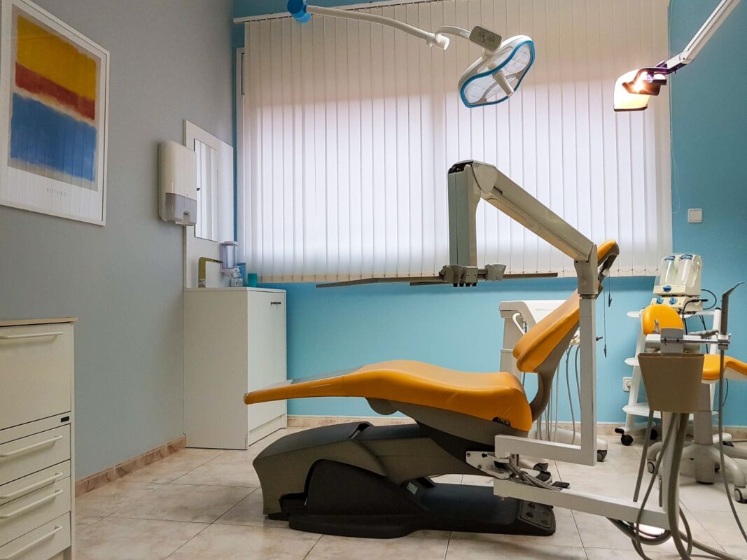 Cabinet de traitement de la Clinique Dentaire La Jonquera, avec fauteuil et equipement d'imagerie