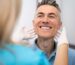 Paciente sonriendo tras el mantenimiento de sus implantes dentales en Implant Centre La Jonquera